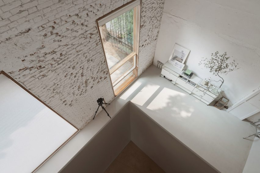 Muhhe Studio inserts "wooden box" into an old factory to create a light-filled photographer's studio