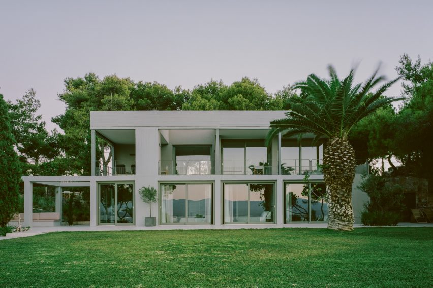 Neiheiser Argyros strips back and refurbishes Modernist home in Greece