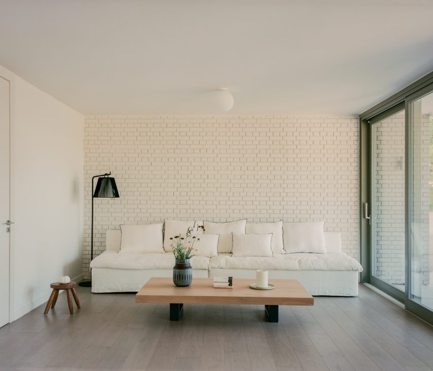 Neiheiser Argyros strips back and refurbishes Modernist home in Greece