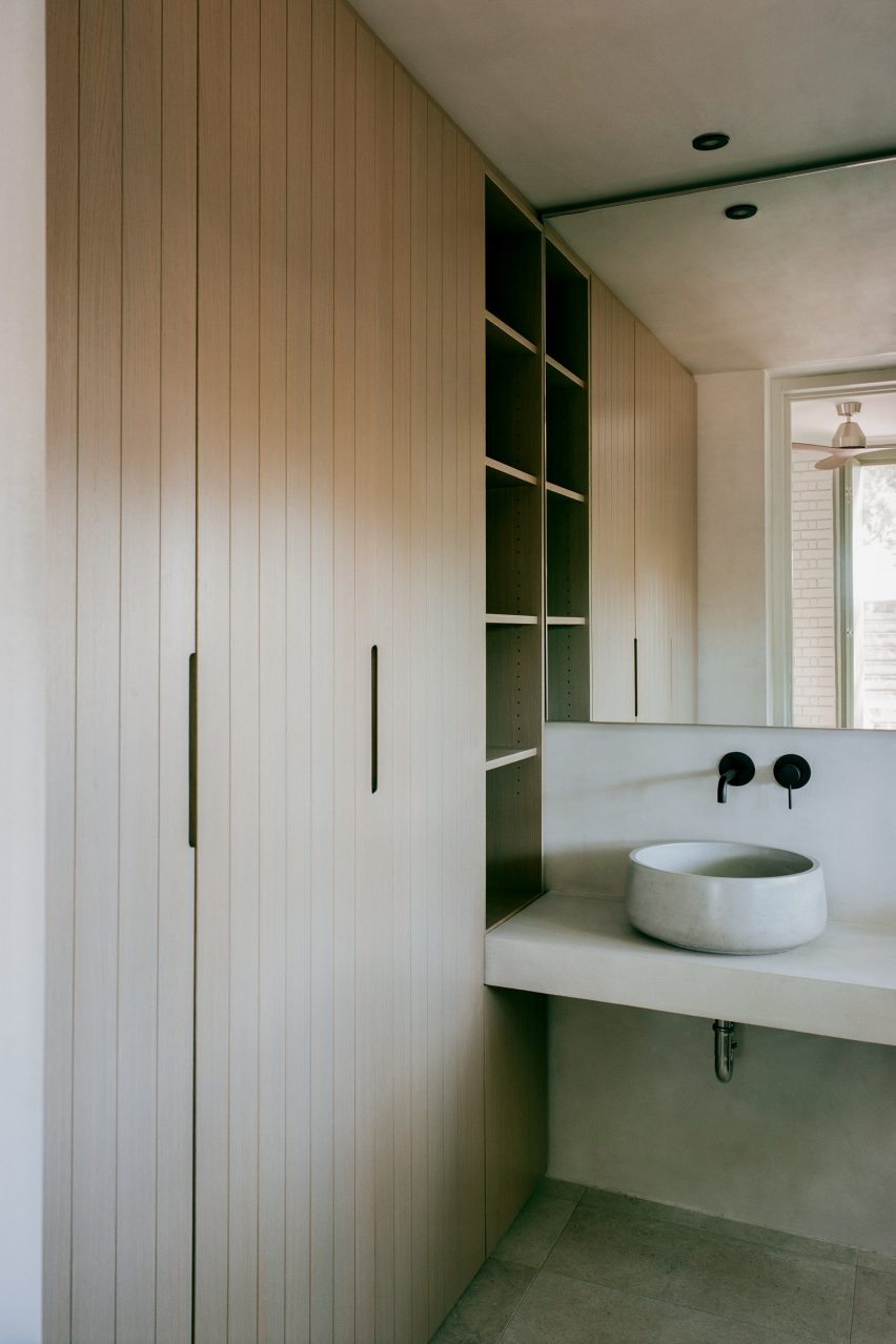 Neiheiser Argyros strips back and refurbishes Modernist home in Greece