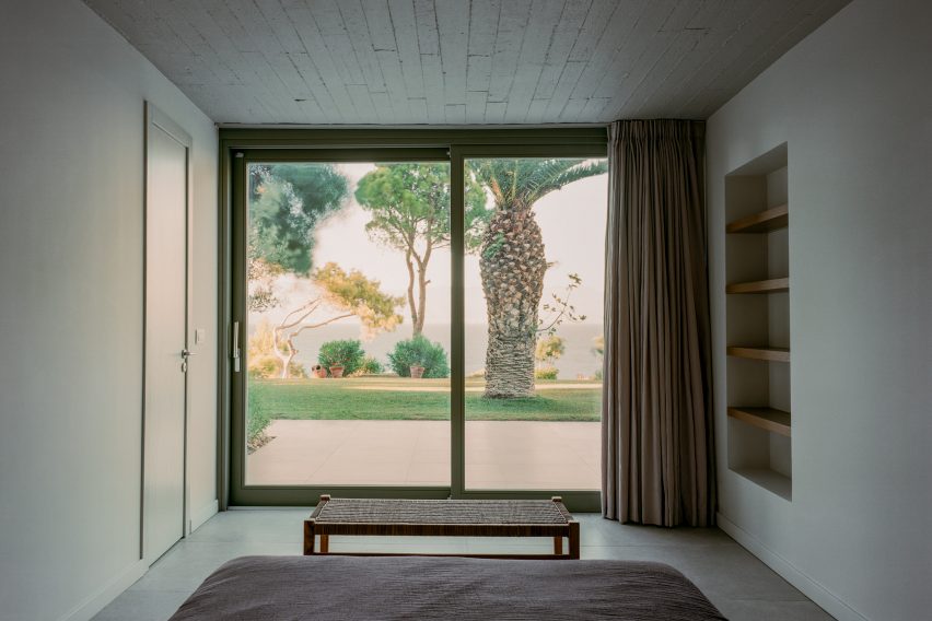 Neiheiser Argyros strips back and refurbishes Modernist home in Greece