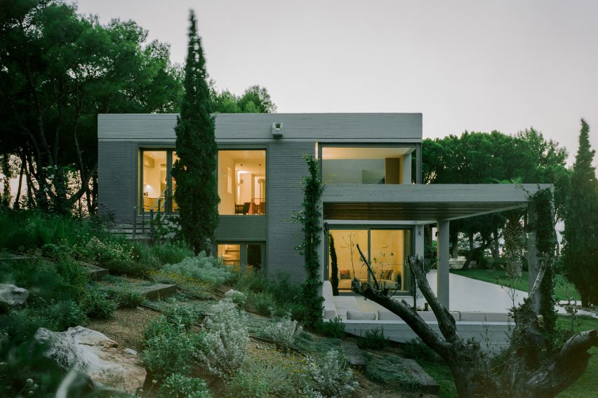 Neiheiser Argyros strips back and refurbishes Modernist home in Greece