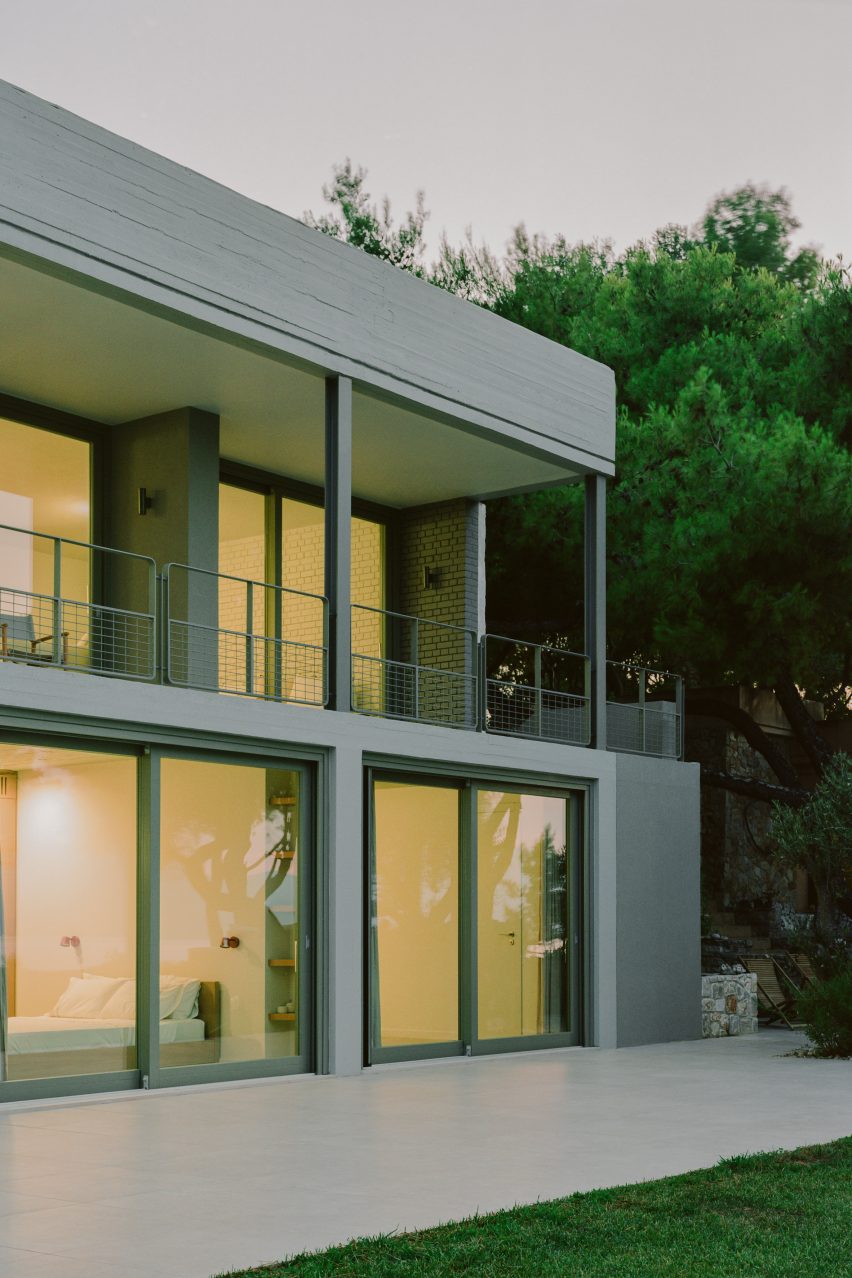 Neiheiser Argyros strips back and refurbishes Modernist home in Greece