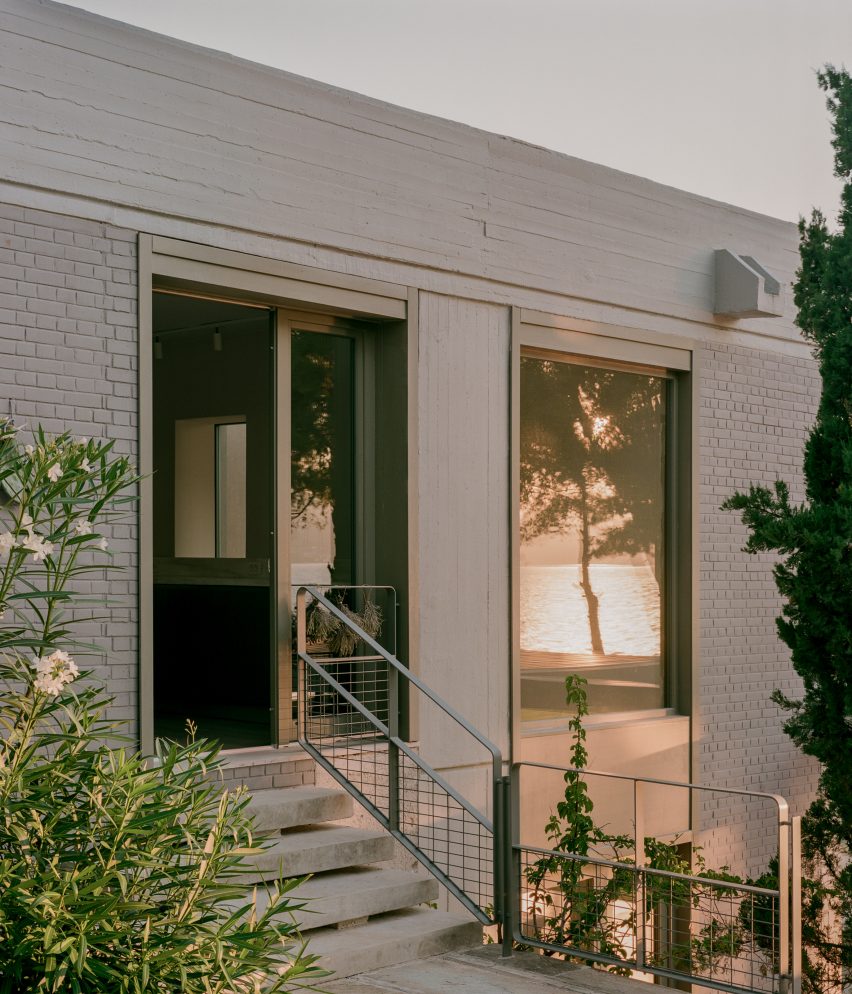 Neiheiser Argyros strips back and refurbishes Modernist home in Greece