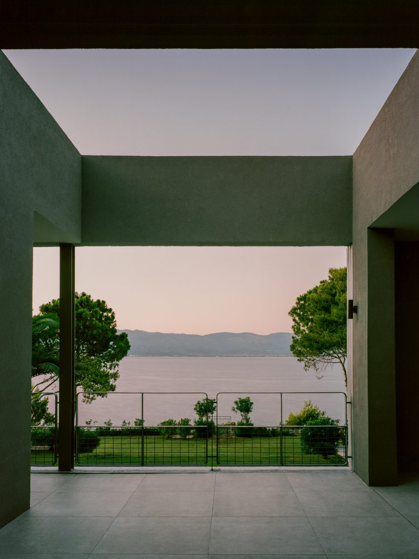 Neiheiser Argyros strips back and refurbishes Modernist home in Greece