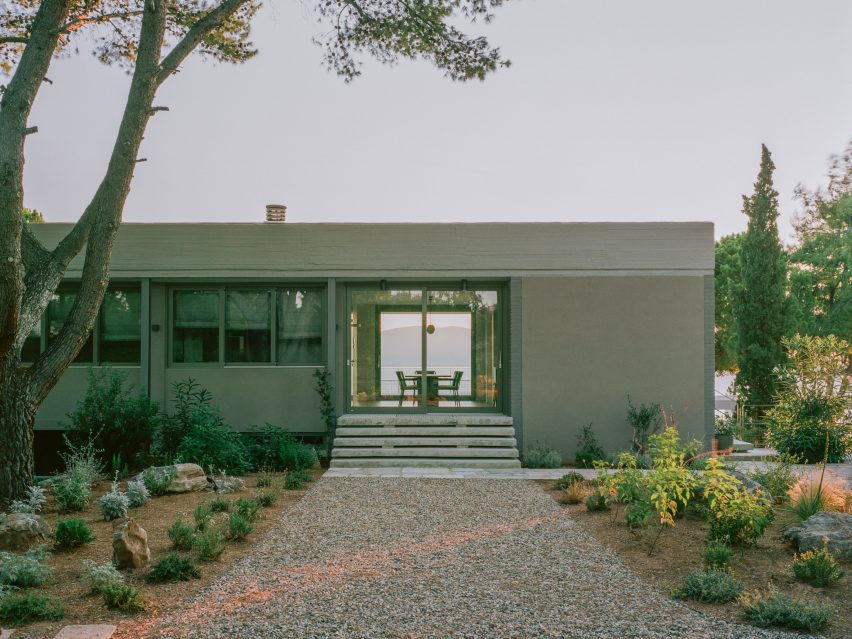 Neiheiser Argyros strips back and refurbishes Modernist home in Greece