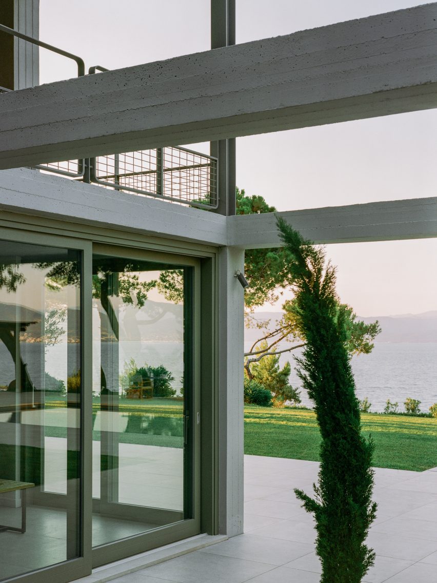 Neiheiser Argyros strips back and refurbishes Modernist home in Greece