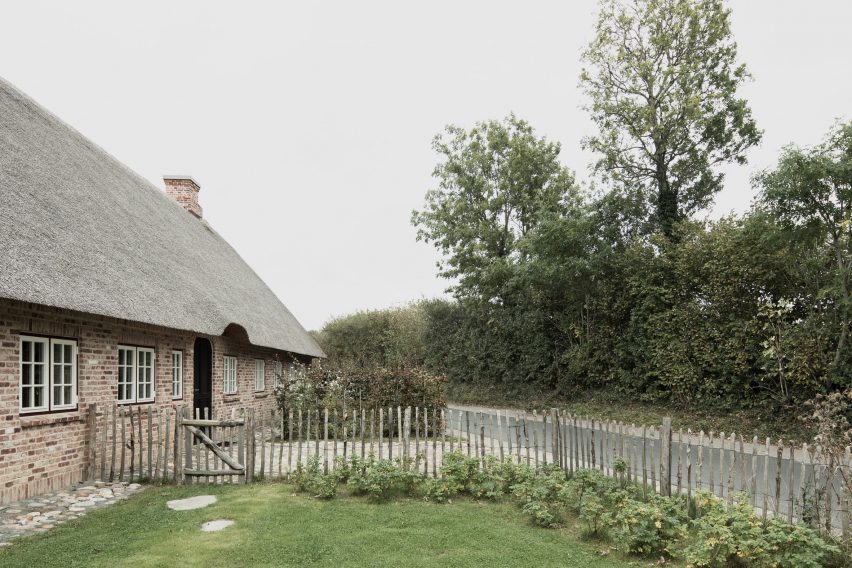 Entrance view of Nieby Crofters Cottage by Jan Henrik Jansen and Marshall Blecher