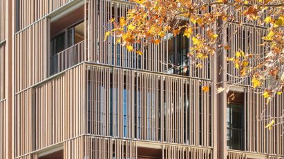 Detail image of the facade at Paseo Mallorca