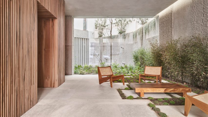 Interior image of the entrance into the Paseo Mallorca apartment building