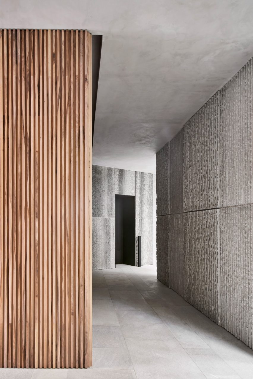 Wood screens and green courtyards define apartment block in Mallorca by OHLAB