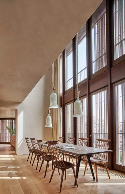 Interior image of an eight seat dining table at the Paseo Mallorca apartment block