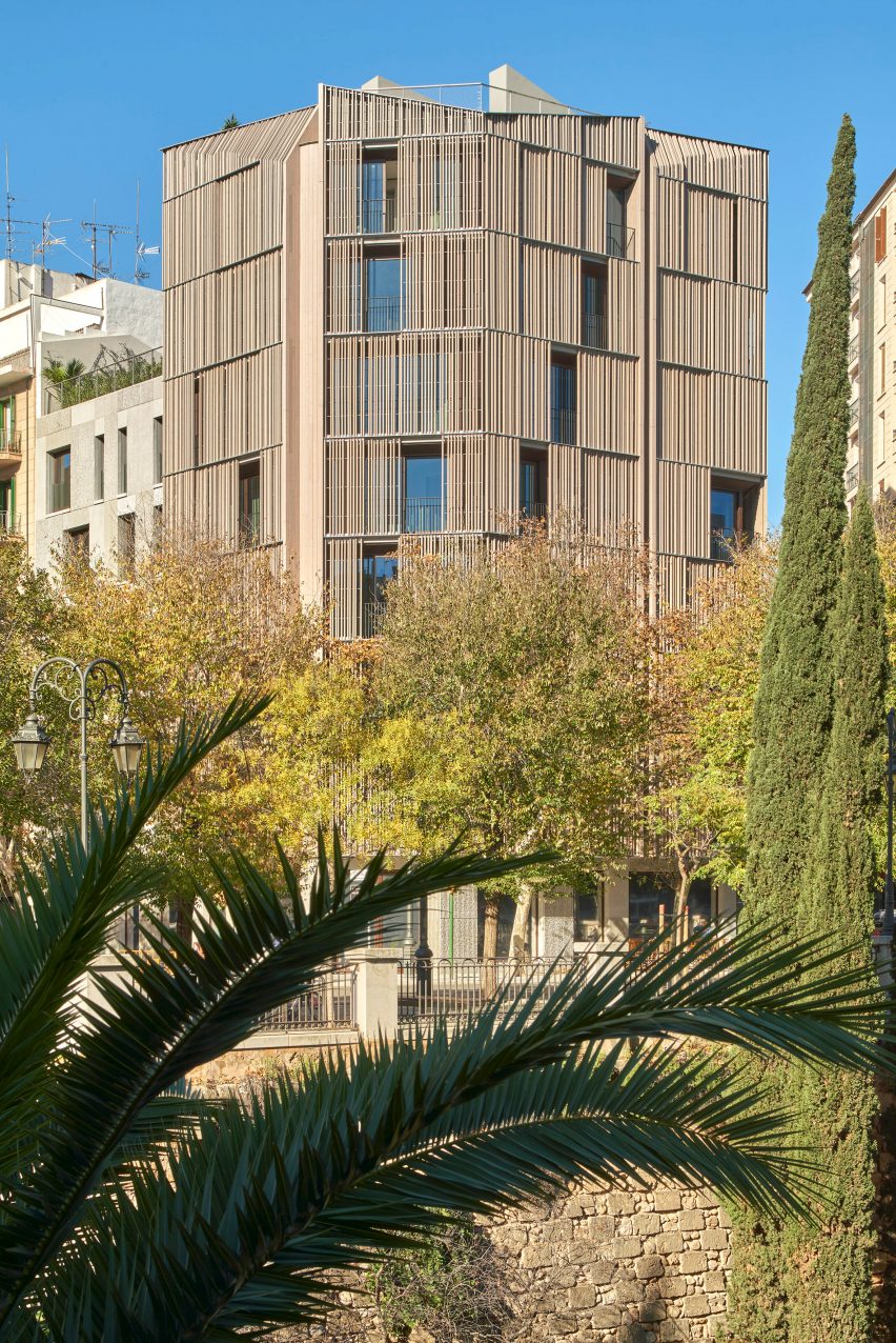 Wood screens and green courtyards define apartment block in Mallorca by OHLAB