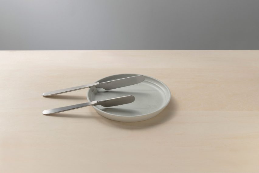 Two Oku knives by Kathleen Reilly balanced on the edge of a plate