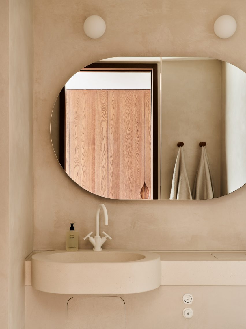 Bathroom with tadelakt walls
