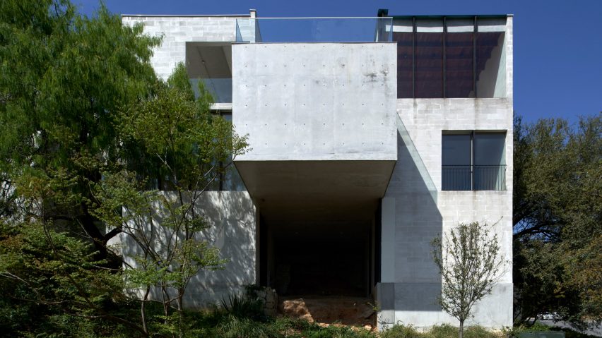 The exterior of house by P+0 Arquitectura