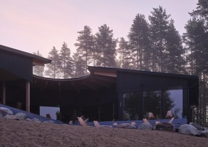 The black-timber restaurant building at Pistohiekka Resort