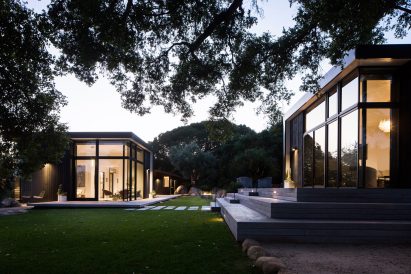 Detached pavilion on modern California home