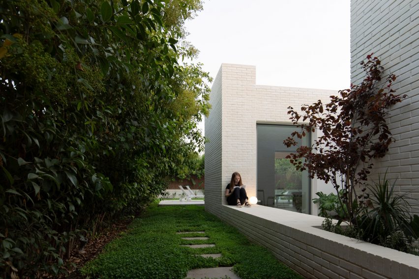 Sanchis Olivares completes minimal white brick home in Spain