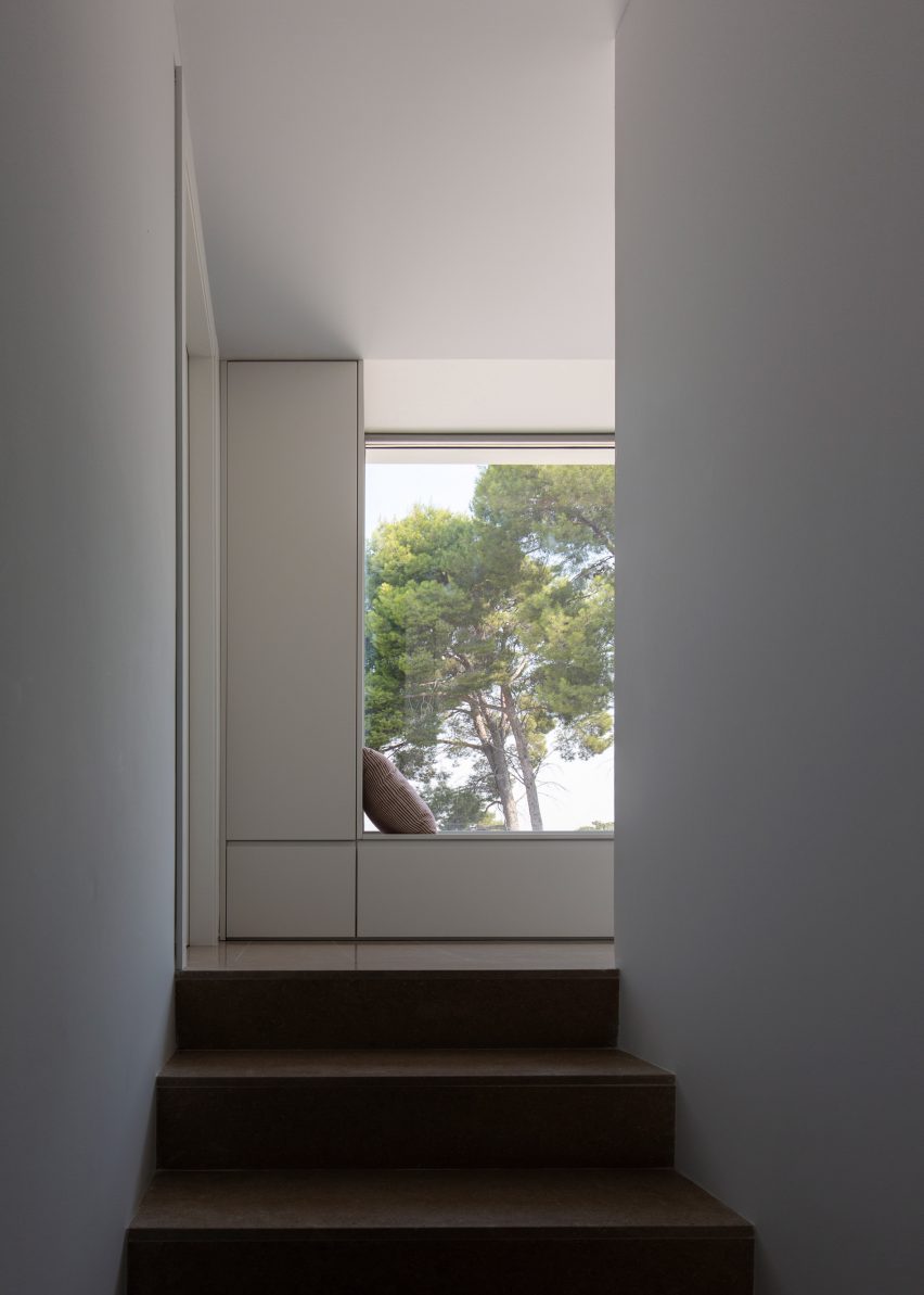 Sanchis Olivares completes minimal white brick home in Spain