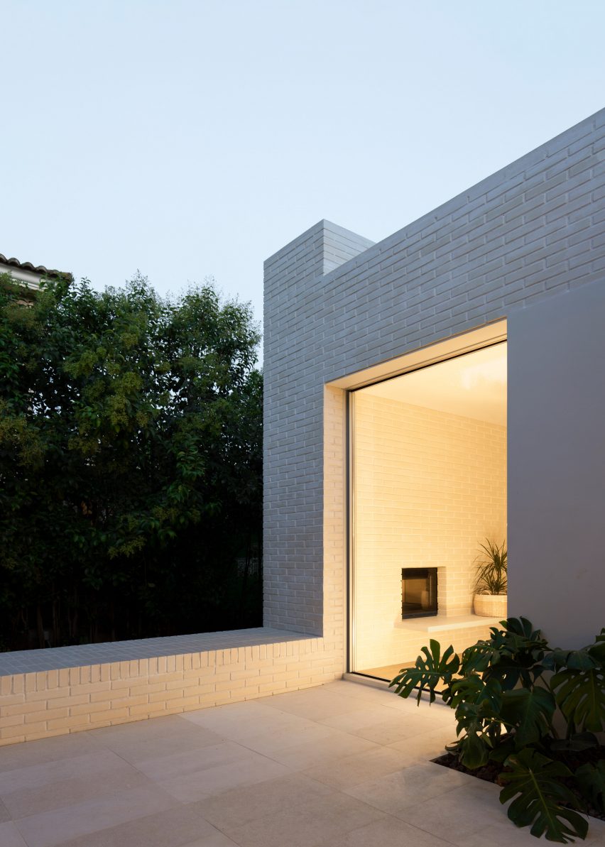 Sanchis Olivares completes minimal white brick home in Spain