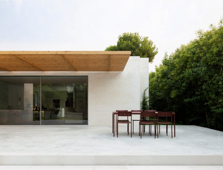 Sanchis Olivares completes minimal white brick home in Spain
