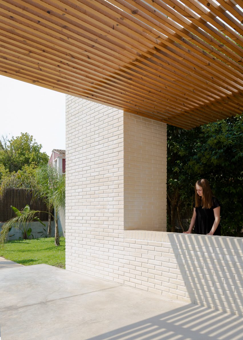 Sanchis Olivares completes minimal white brick home in Spain