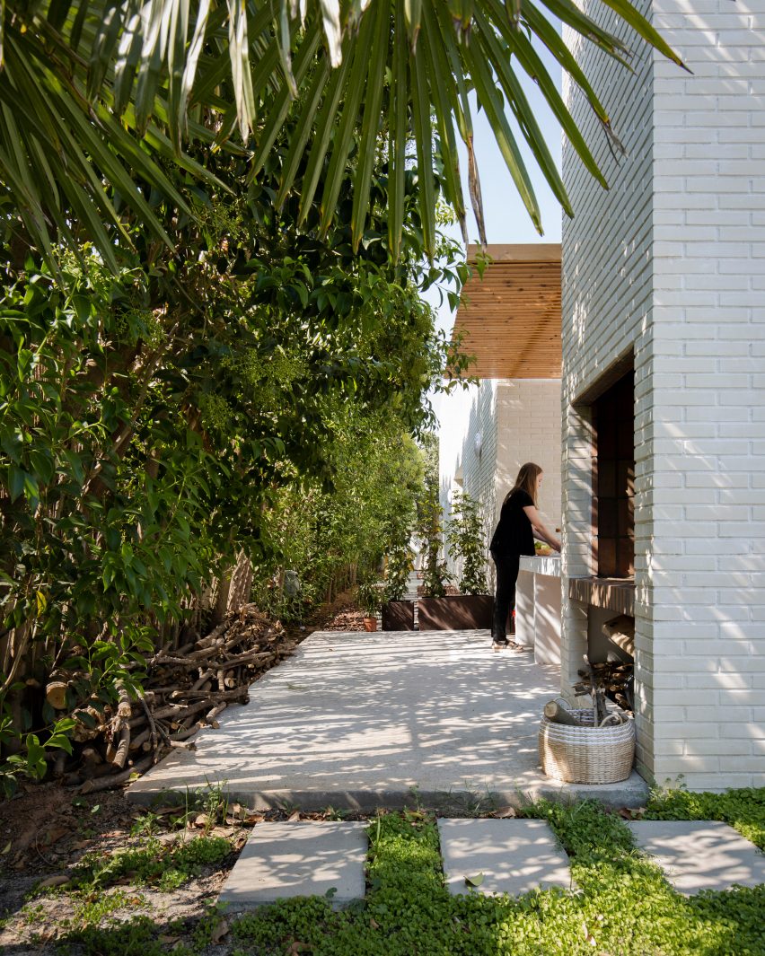 Sanchis Olivares completes minimal white brick home in Spain