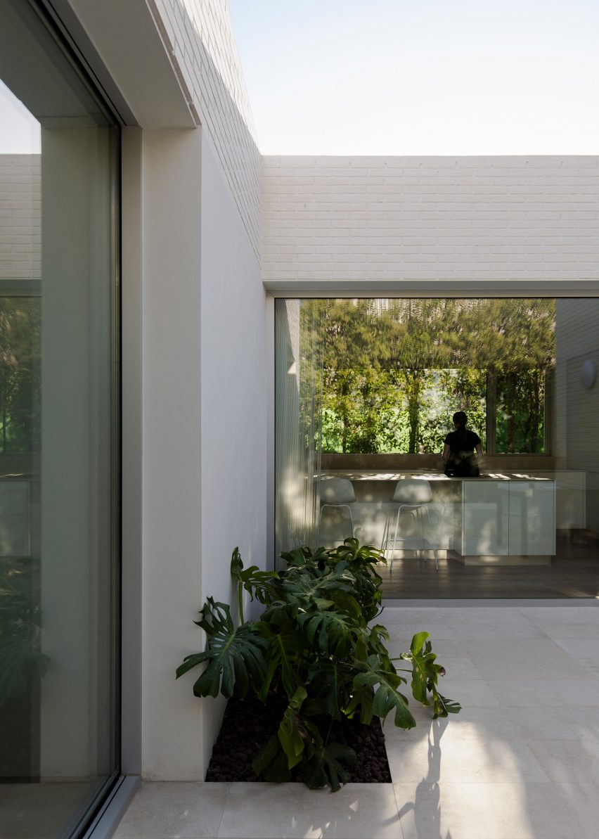 Sanchis Olivares completes minimal white brick home in Spain