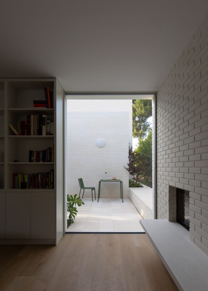 Sanchis Olivares completes minimal white brick home in Spain
