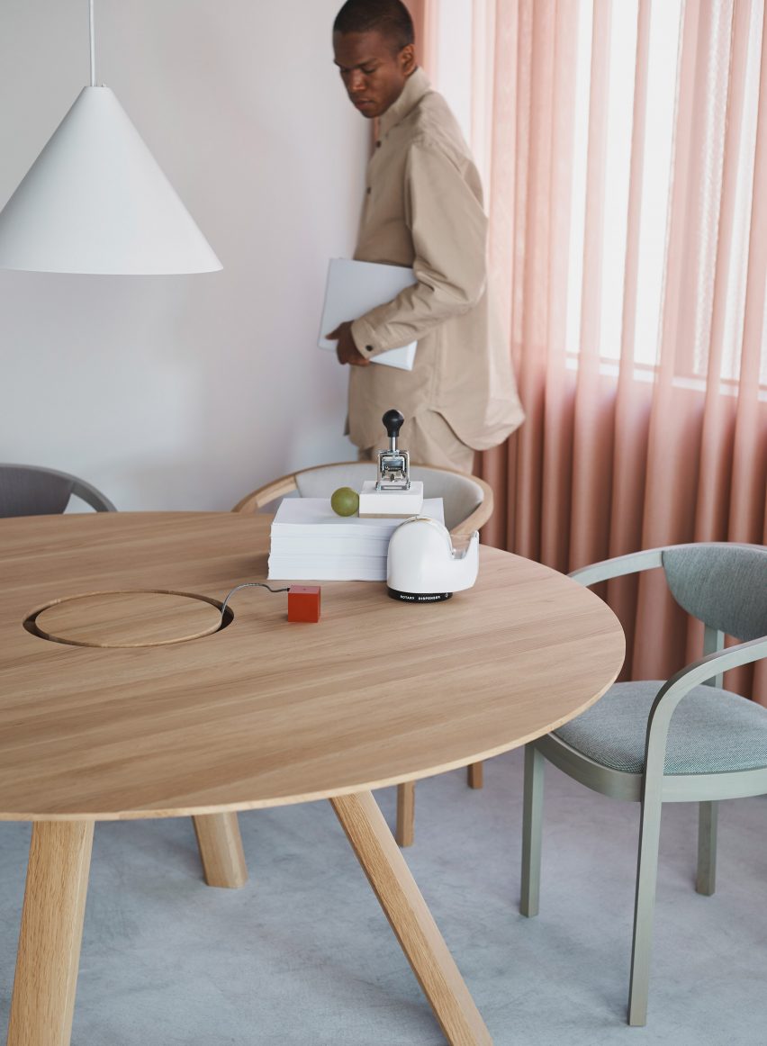 Spectrum Workstation Round ST160 by Karimoku