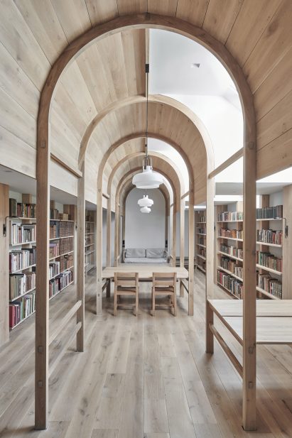 Library with barrel-vaulted arcade