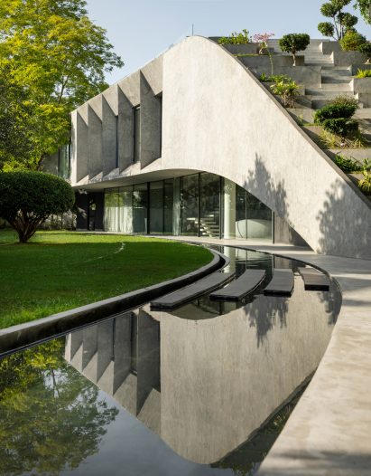Exterior image of Villa KD45 and its gardens