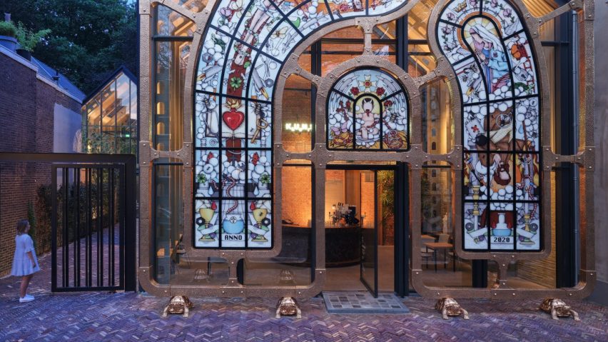 the-embrace-by-studio-job-sculpture-church-window-dordrecht_dezeen_2364_HERO