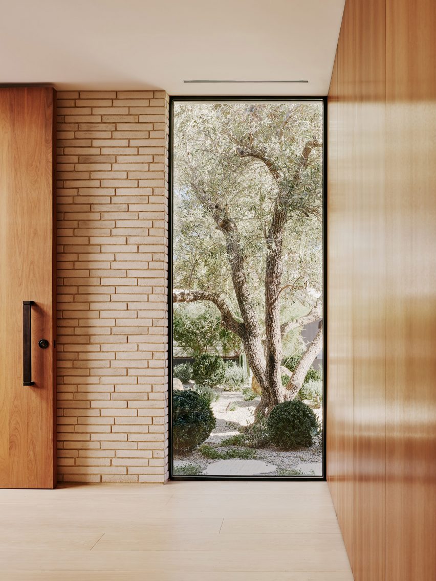 Floor-to-ceiling-window in Twentieth house by Woods and Dangaran