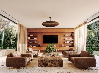 Family lounge in Twentieth house by Woods and Dangaran