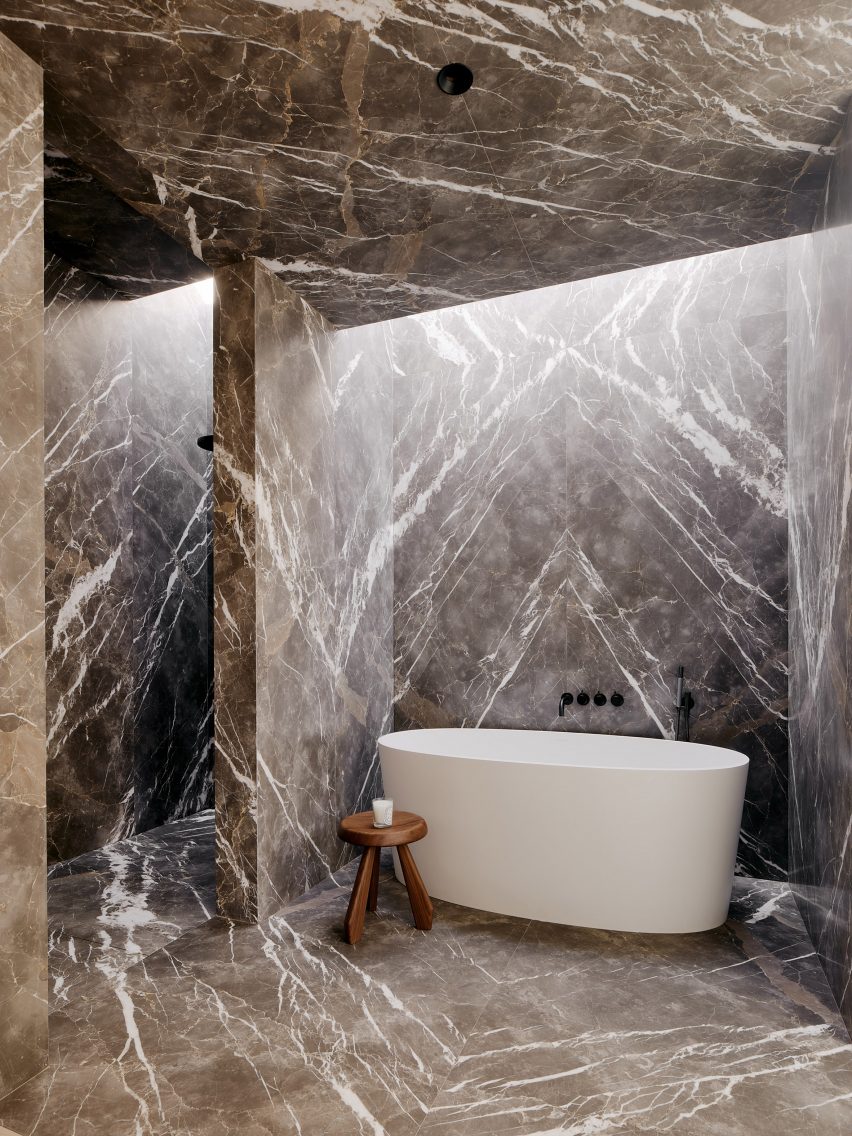 Bath and shower in Twentieth house by Woods and Dangaran