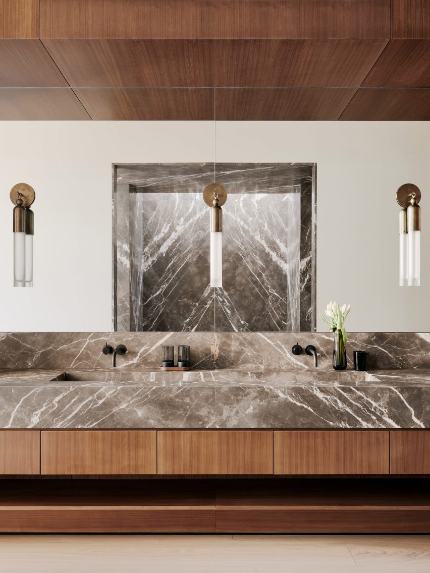 Primary bathroom in Twentieth house by Woods and Dangaran