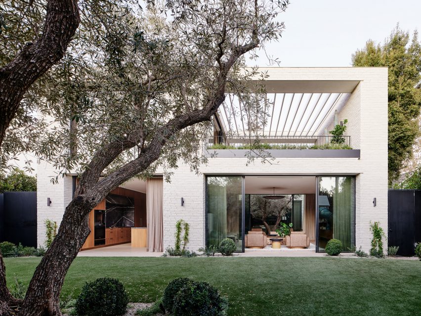 Rear facade of Twentieth house by Woods and Dangaran