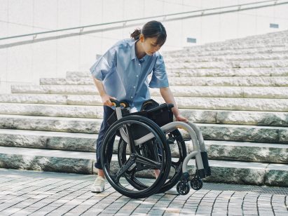 Woman folding Wheeliy 2.0 chair by Quantum