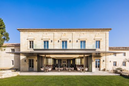 Château Trop Long Mondot with Turnable Corner windows fully opening onto the terrace