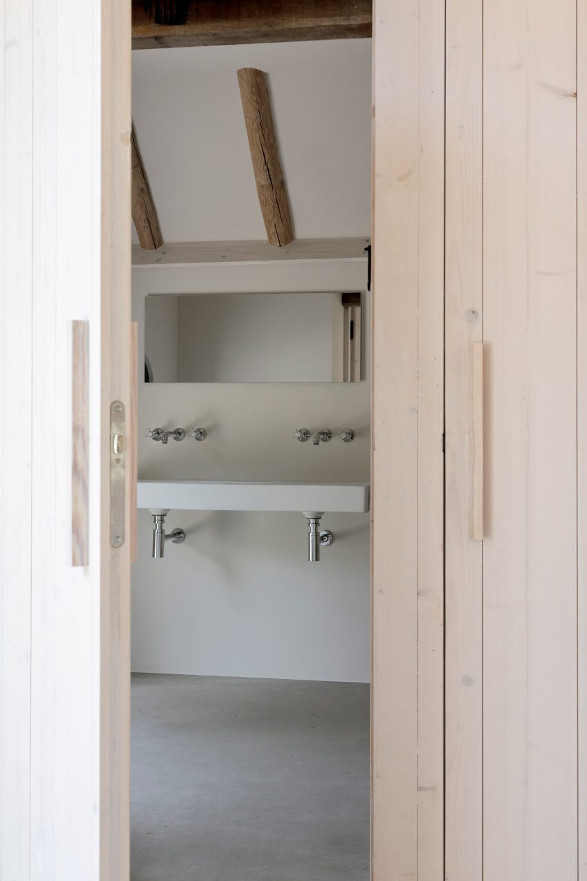 Bathroom door in Barn at the Ahof by Julia van Beuningen