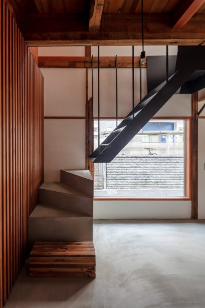 Floating steel staircase
