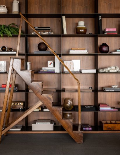 Library wall in Flat#6 by Studio MK27