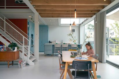 Open-plan kitchen and dining room House R by Eek en Dekkers