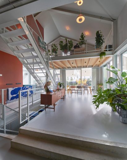 Barn-like home interior by Eek en Dekkers