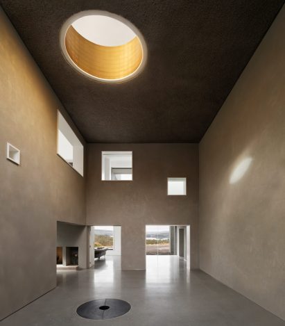 Large hallway with oculus