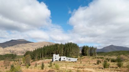 Denizen Works creates house with “a sense of drama” overlooking Scottish loch
