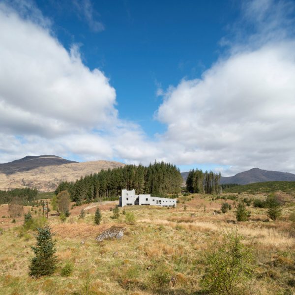 Denizen Works creates house with “a sense of drama” overlooking Scottish loch
