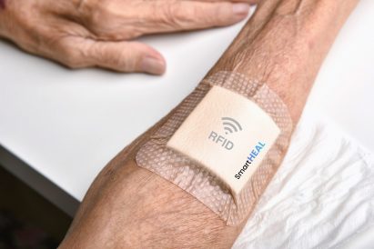 SmartHEAL wound dressing by Tomasz RaczyĆski, Dominik Baraniecki and Piotr Walter